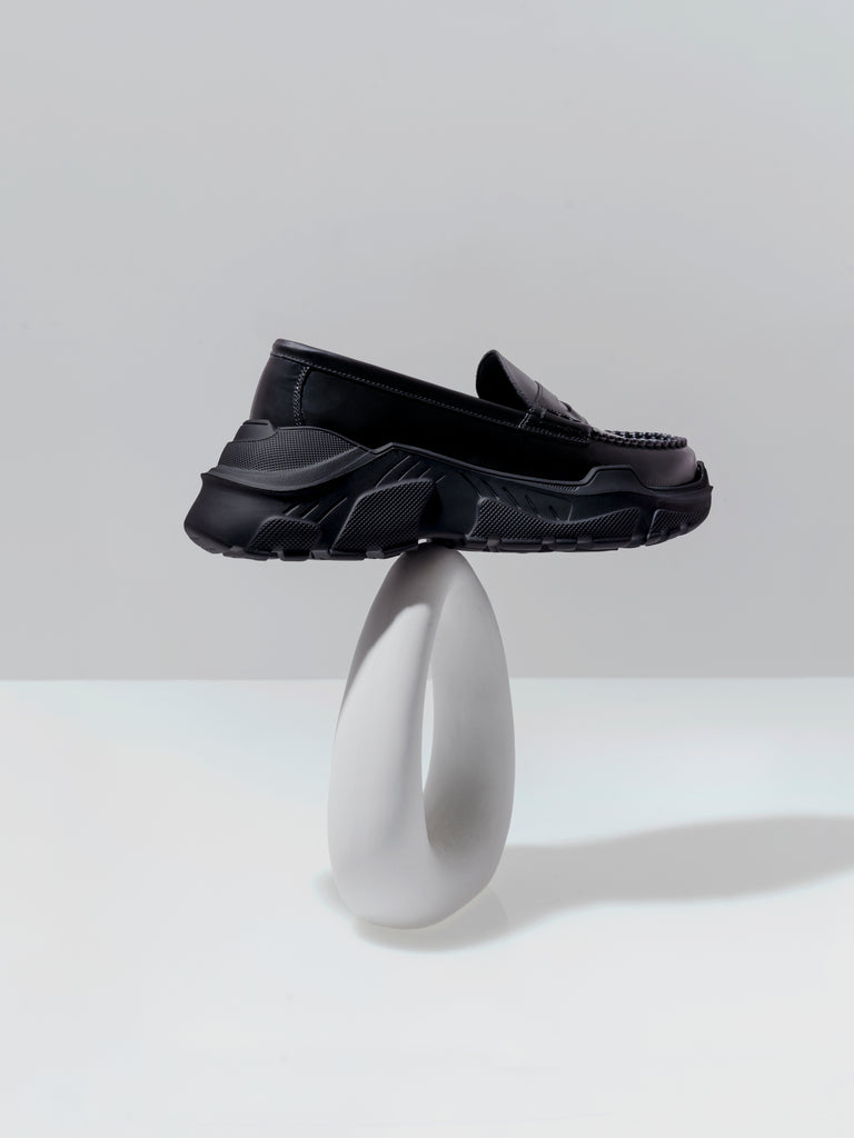 AKIKOAOKI Regulated Gravity BLACK×BLACK靴/シューズ - ローファー/革靴