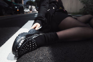 【AKIKOAOKI X WE11DONE】BLACK WOMENS FULL SILVER STUDDED LOAFERS