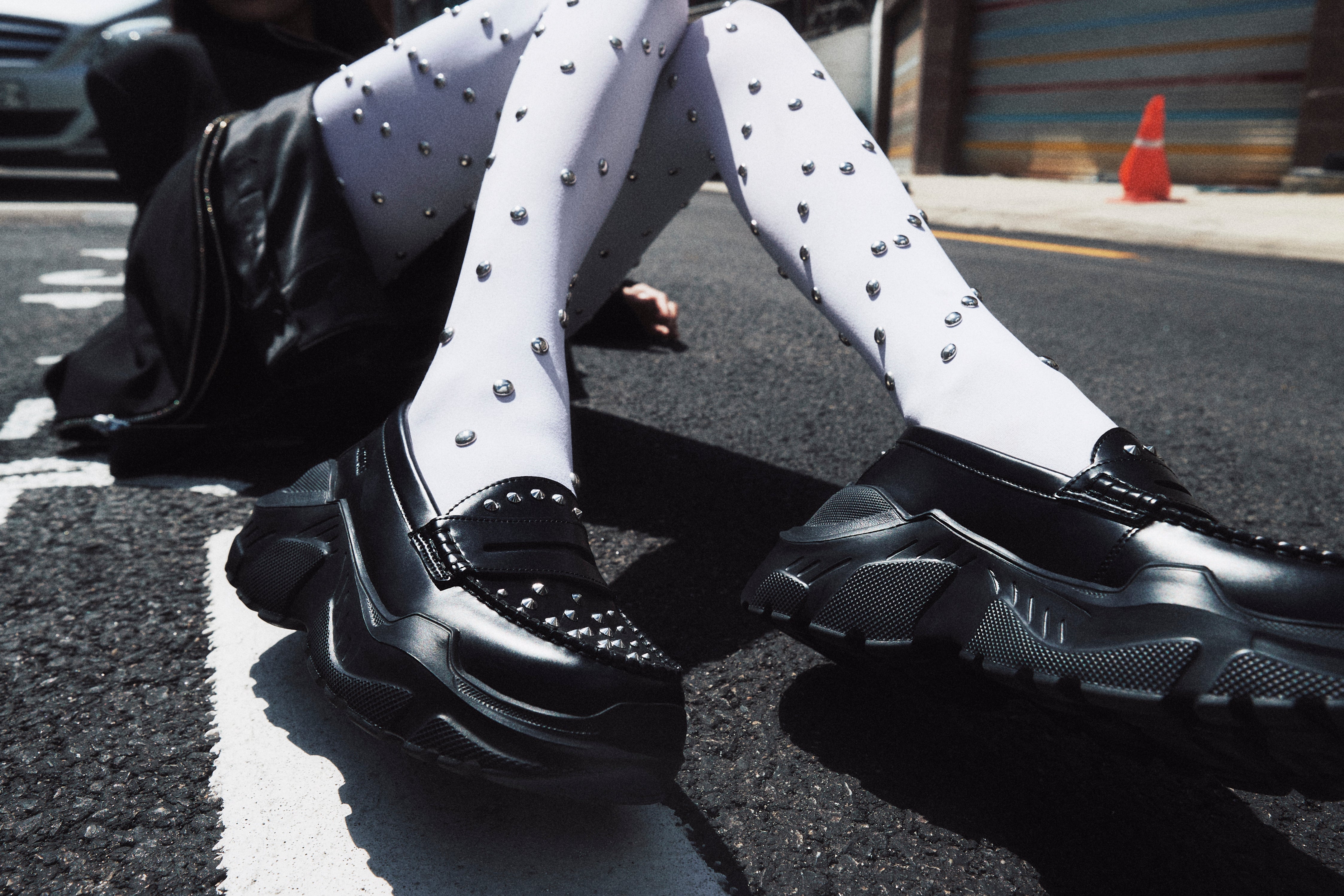 【AKIKOAOKI X WE11DONE】BLACK WOMENS STUDDED LOAFERS