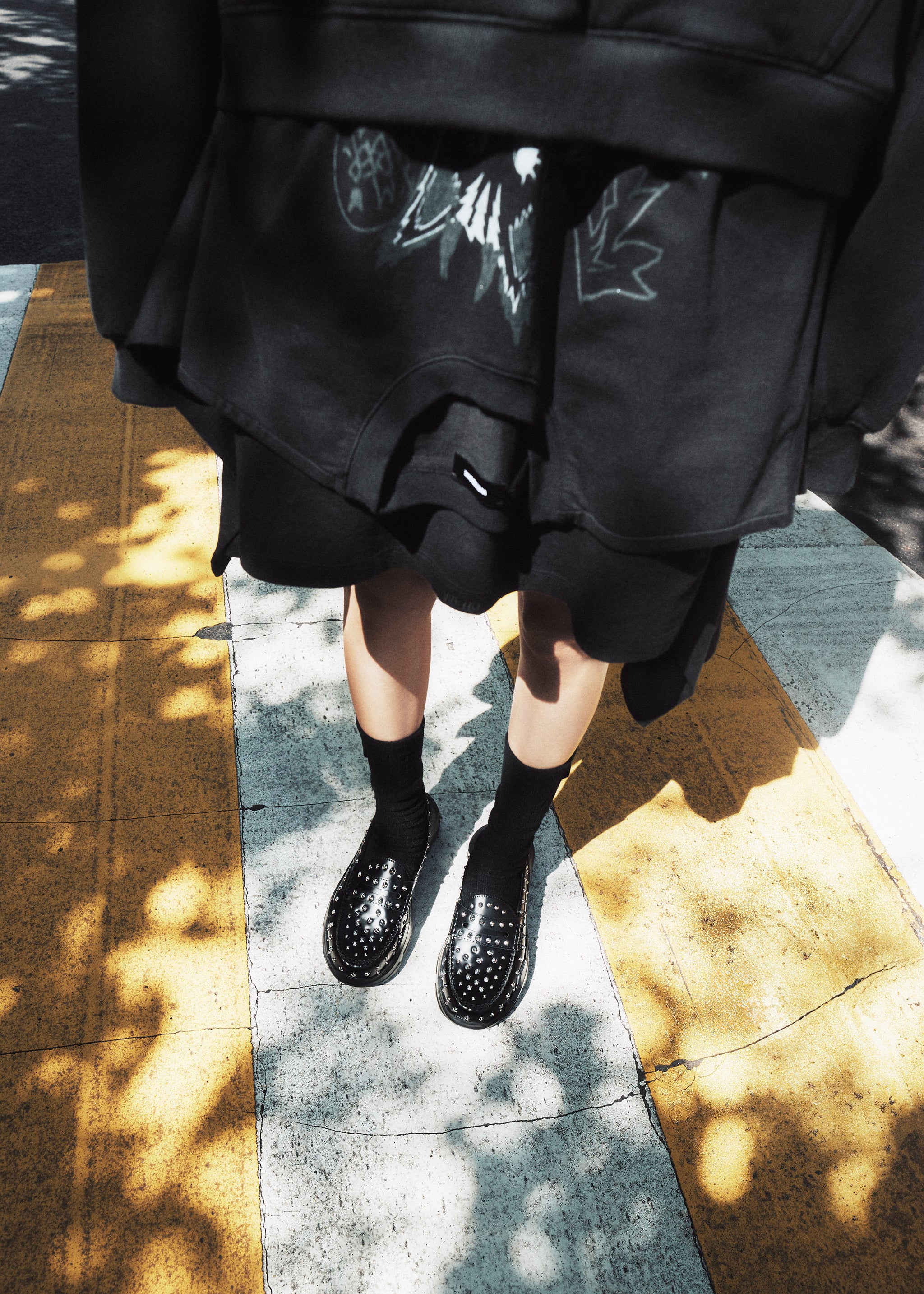 【AKIKOAOKI X WE11DONE】BLACK WOMENS FULL SILVER STUDDED LOAFERS