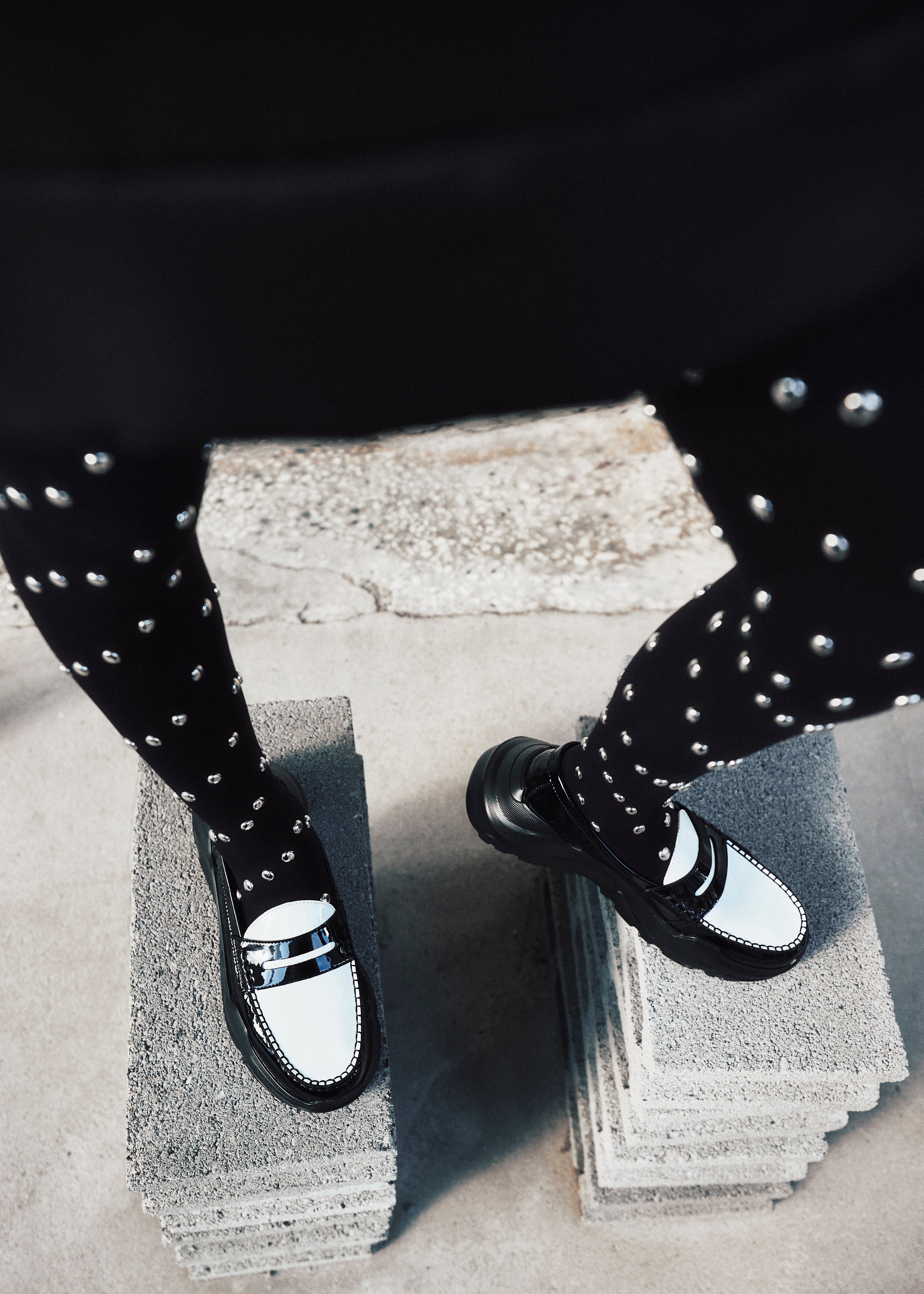 【AKIKOAOKI X WE11DONE】BLACK/WHITE WOMENS CONTRAST LOAFERS