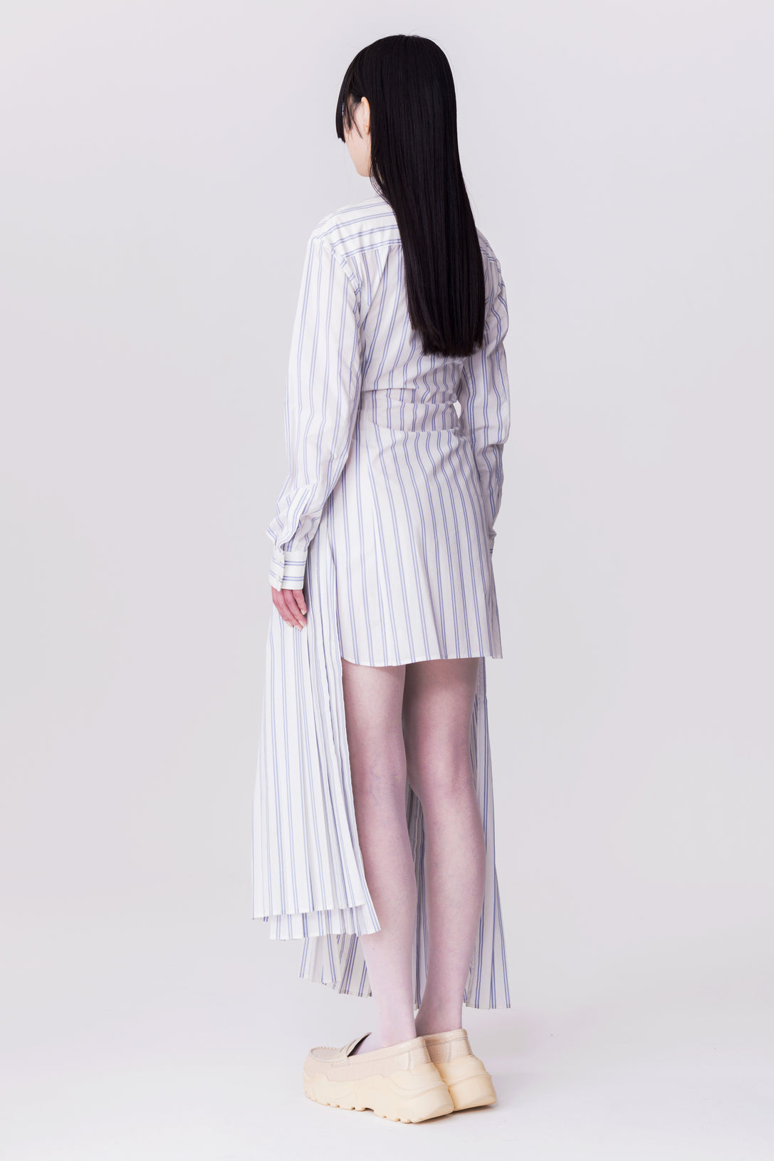 Regulated Gravity-crocodile textured pattern Ivory×Ivory